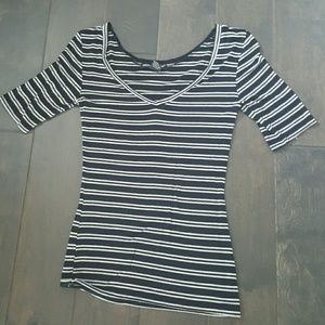 Plain Black&White Vneck Shirt